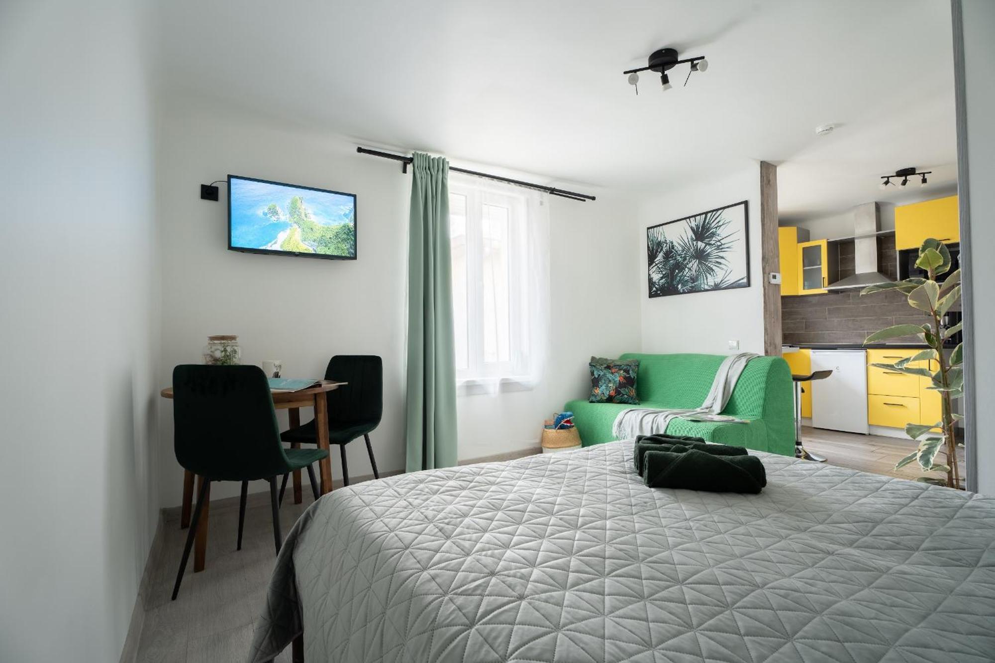 Green Garden & Private Parking Apartments With Playground รีกา ภายนอก รูปภาพ